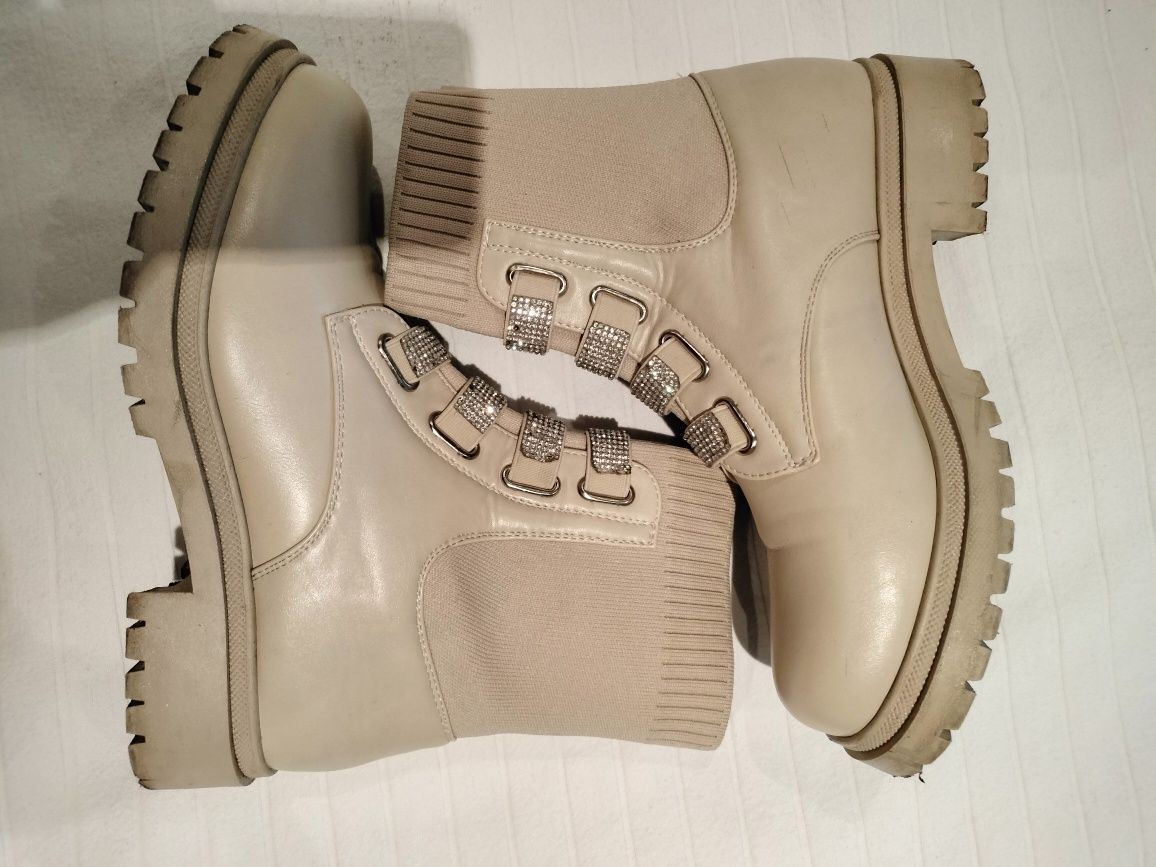 Botas beje com brilhantes