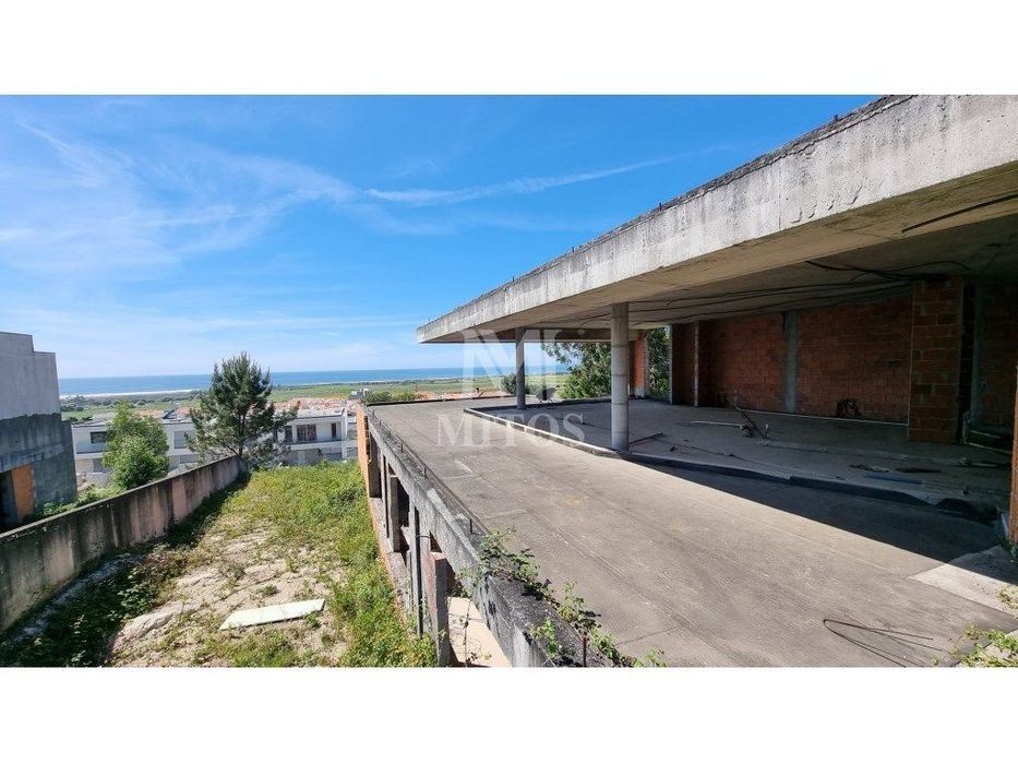 Terreno com moradia em estrutura para venda na Quinta das Camélias ...