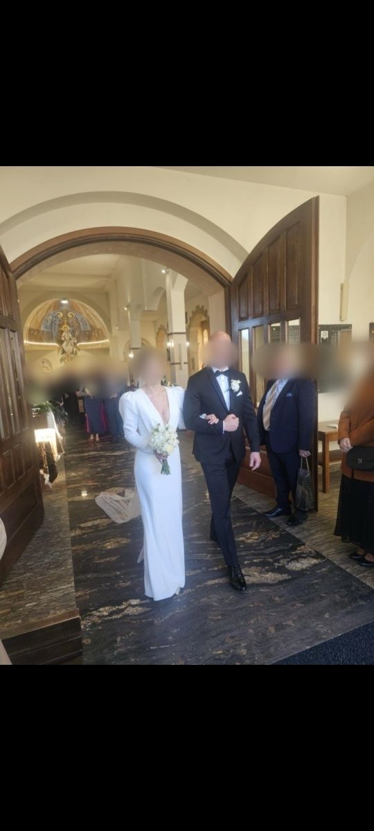 Prosta suknia ślubna z długim rękawem i bufkami