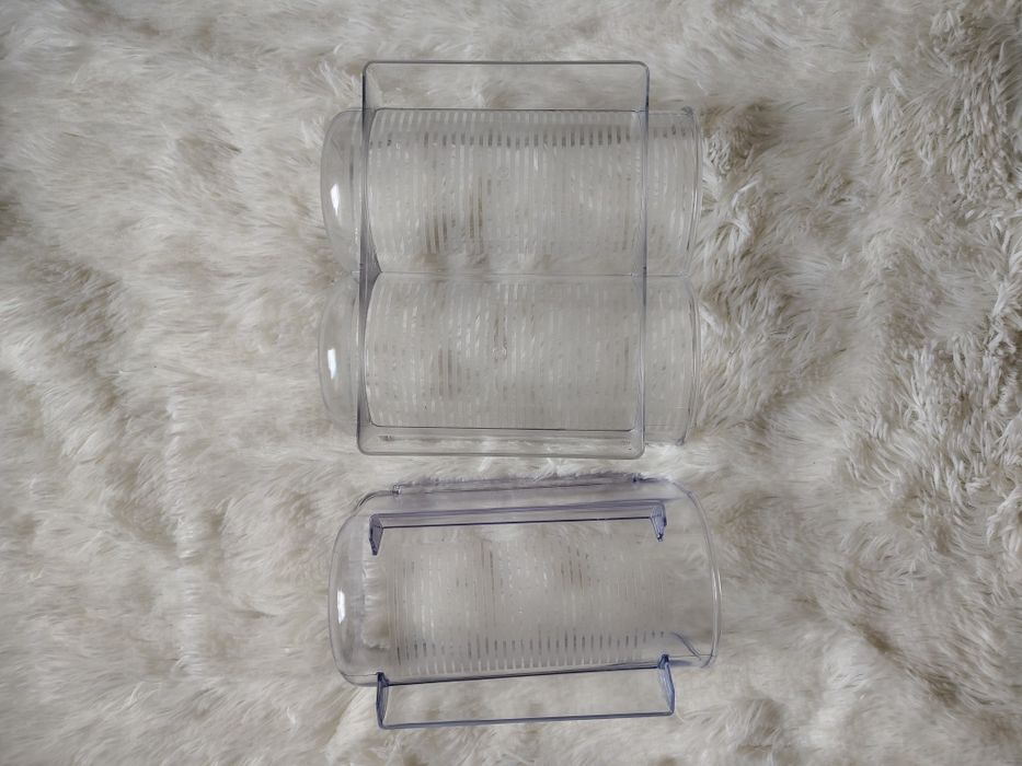 Zestaw 2 plastkowych stojaków na butelki do lodówki/szafki