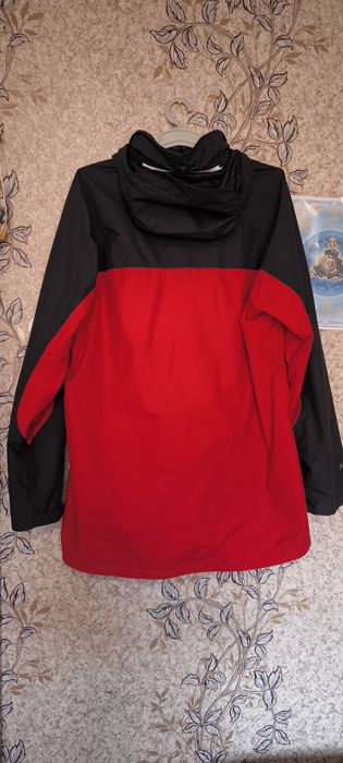 Мембранная. куртка Berghaus RG Alpha AQ2 в красно-сером цвете.