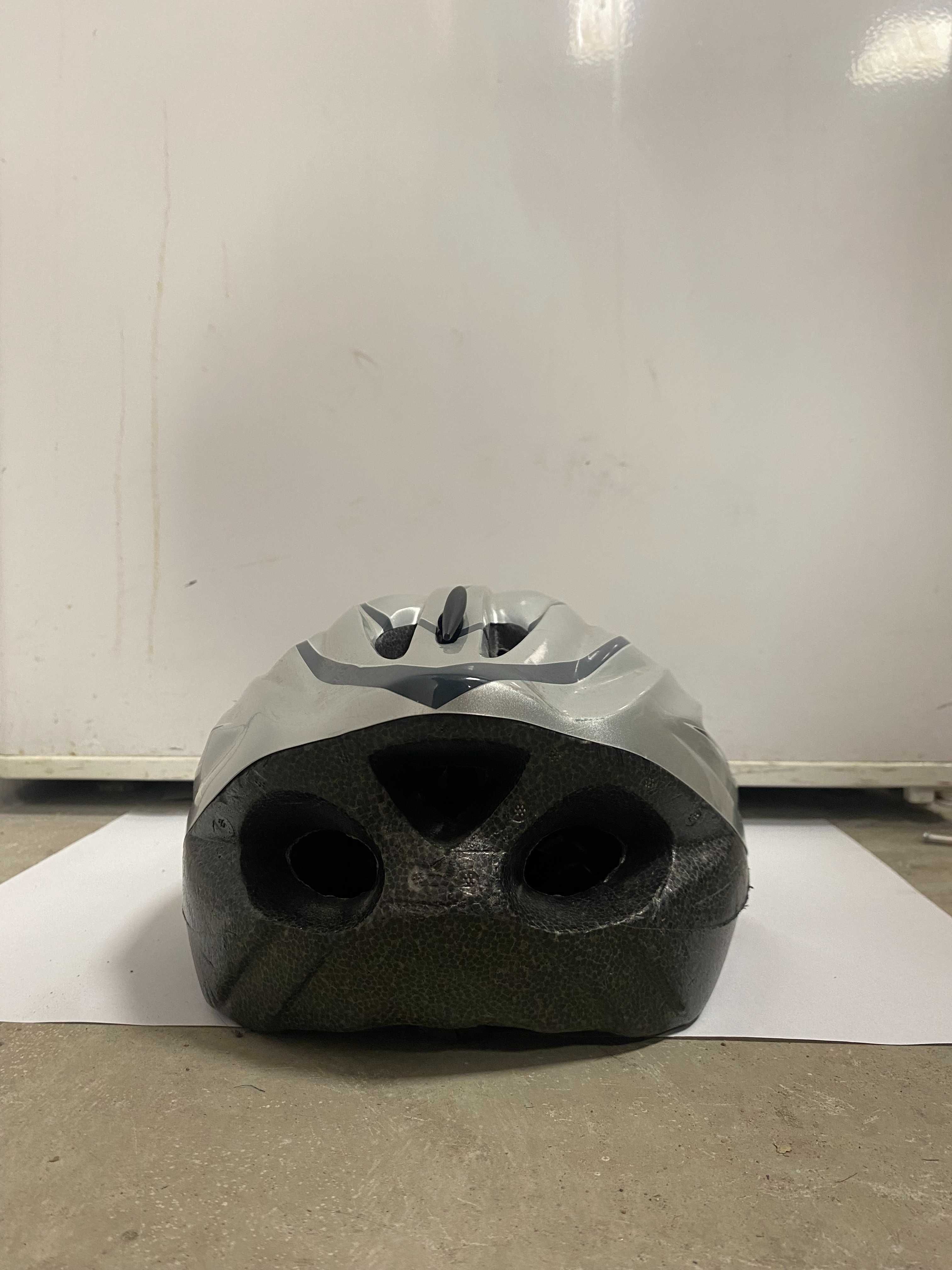 Kask rowerowy srebrno-czarny – wentylowany i wygodny