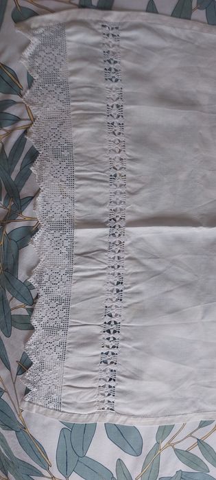 Cortina em linho e renda.