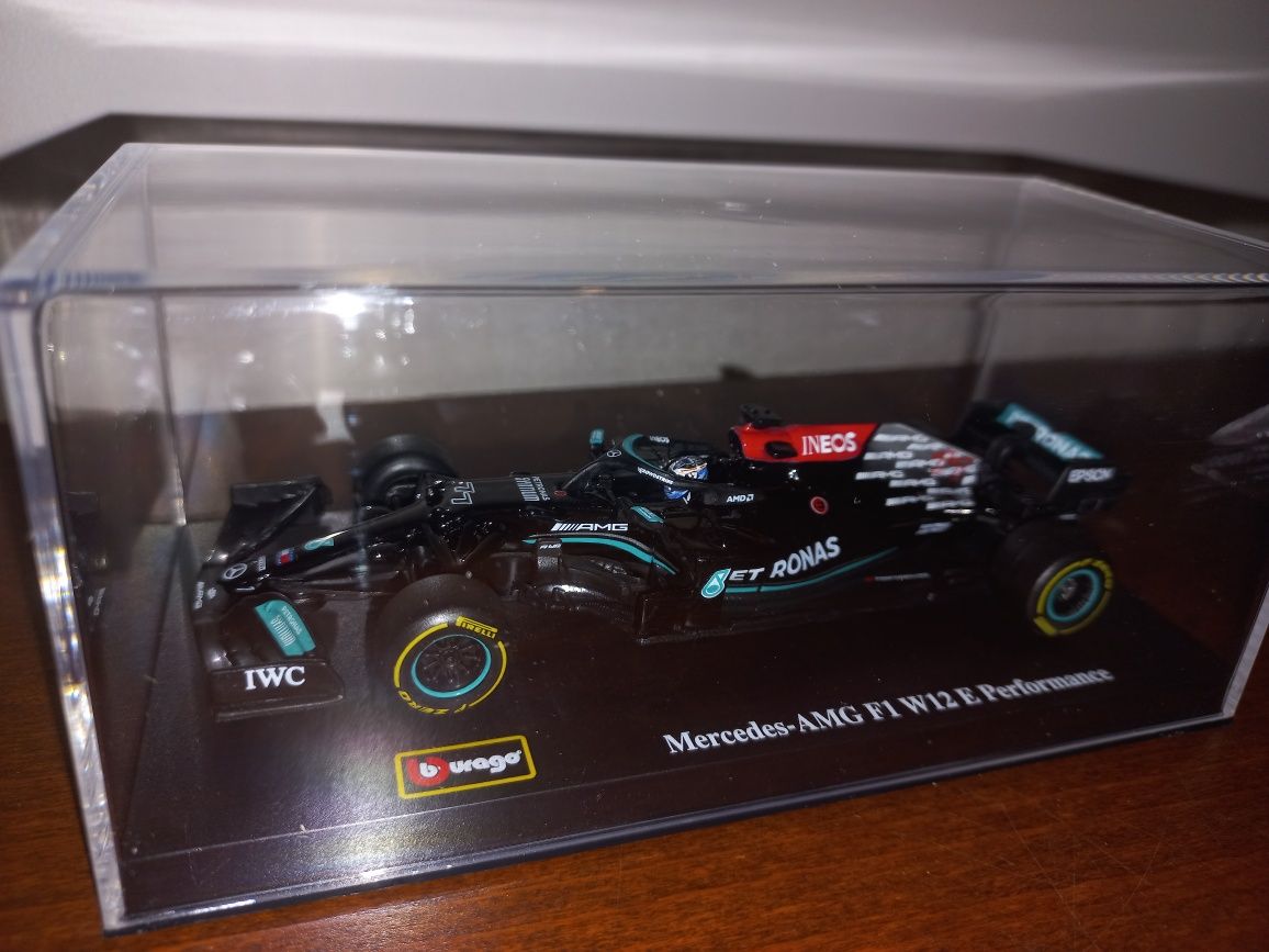 Bburago bolid Mercedes AMG W12 pod kloszem, V. Bottas skala 1:43