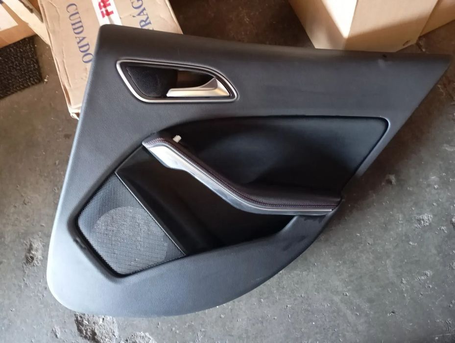MERCEDES A W176 FORRA / QUARTELA PORTA TRAS DIREITA - FP027