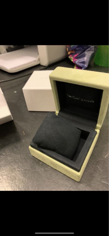 Скидка . Коробка Van Cleef для кольца, сережек и браслета.