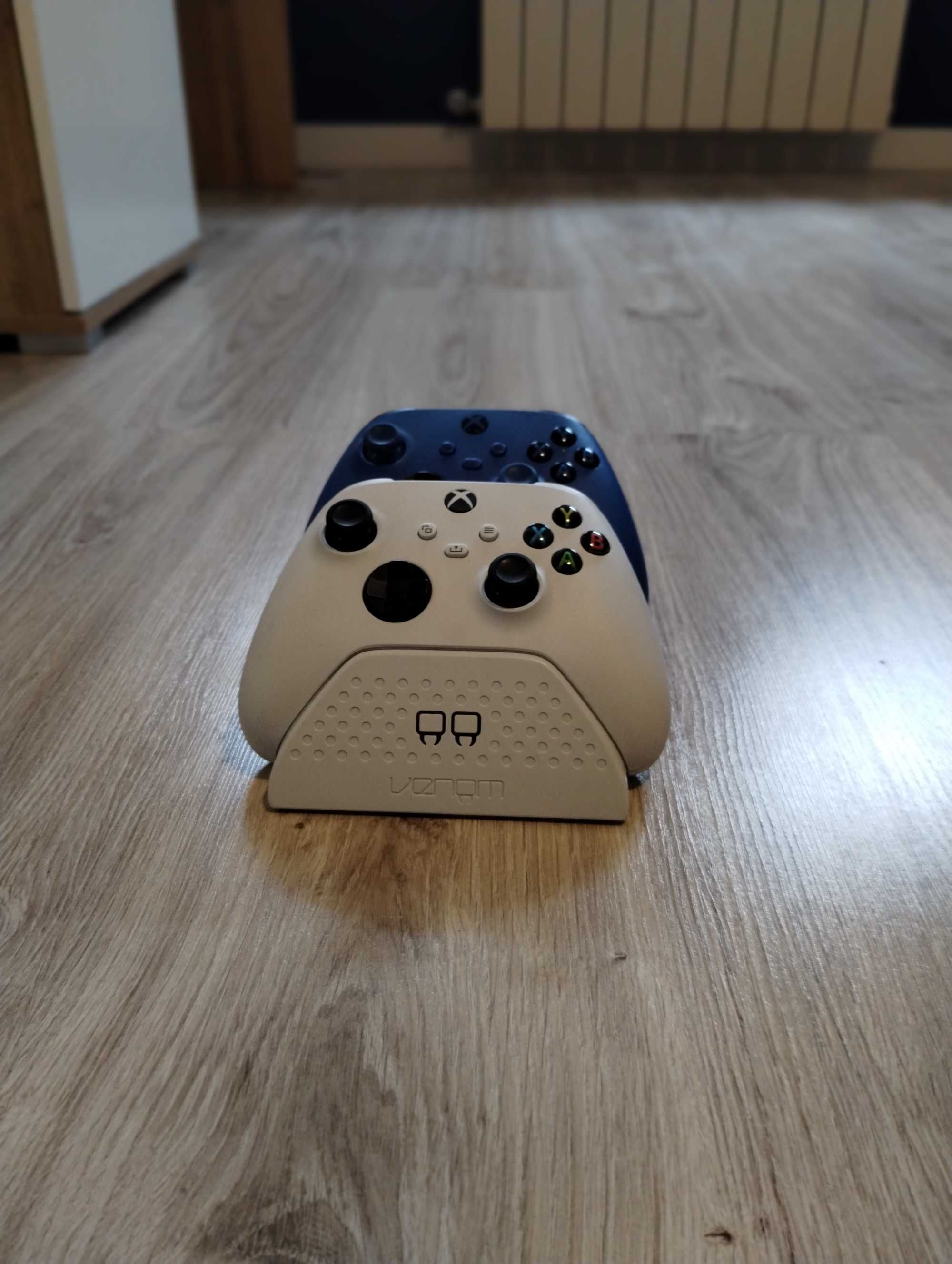 Xbox series s +2 kontrolery i stacja ładująca
