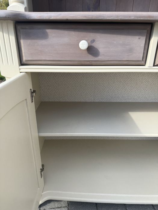 Odnowiony kredens , jasny beż