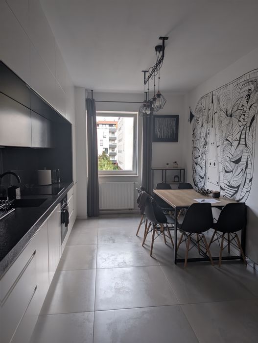 Duży pokój z balkonem