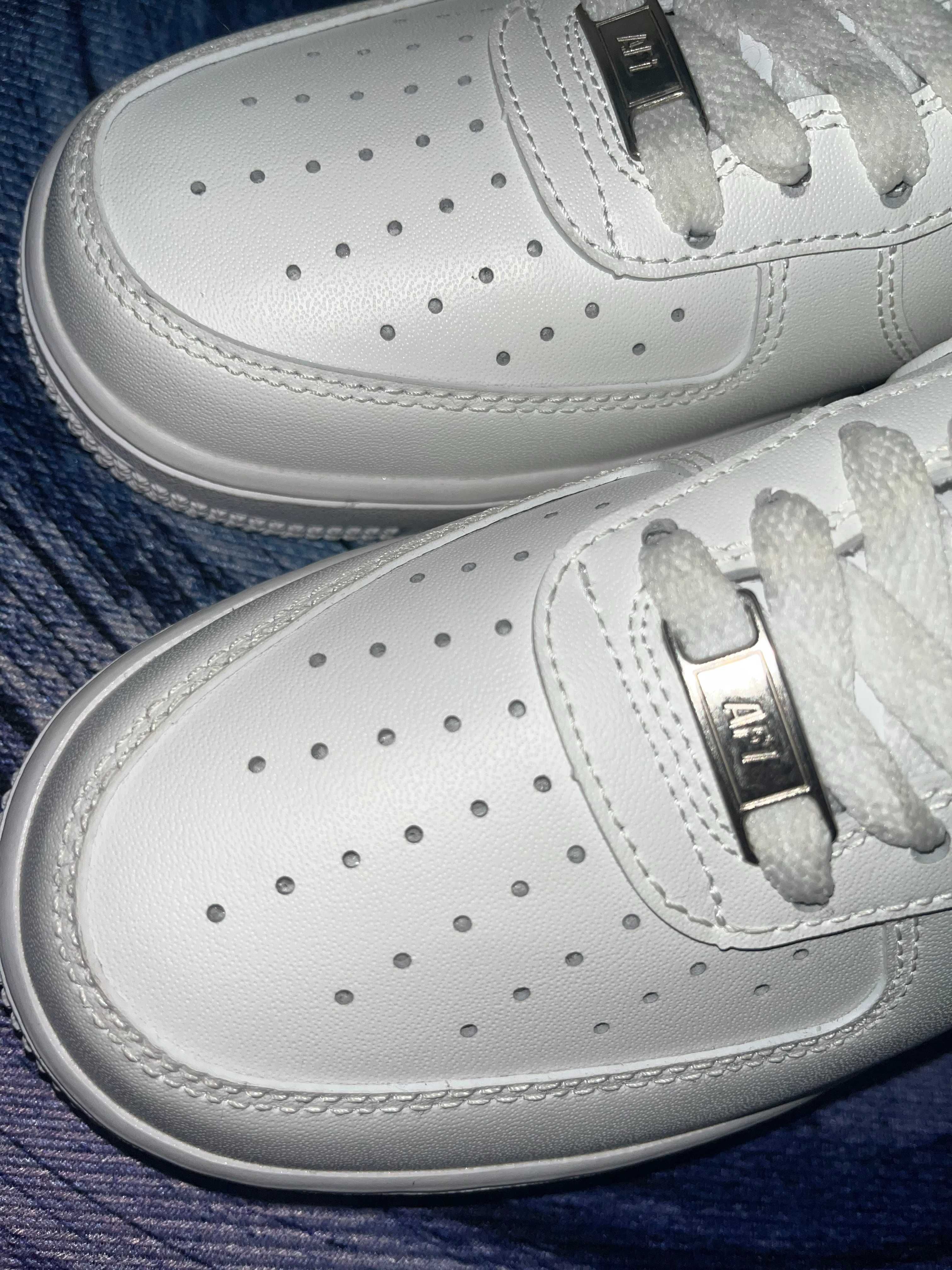 Stylowe, białe tenisówki Nike Air Force 1 w rozmiarze 40