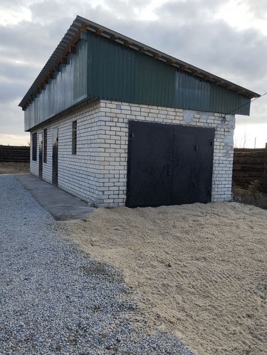 Гарна та велика земельна ділянка з забудовою