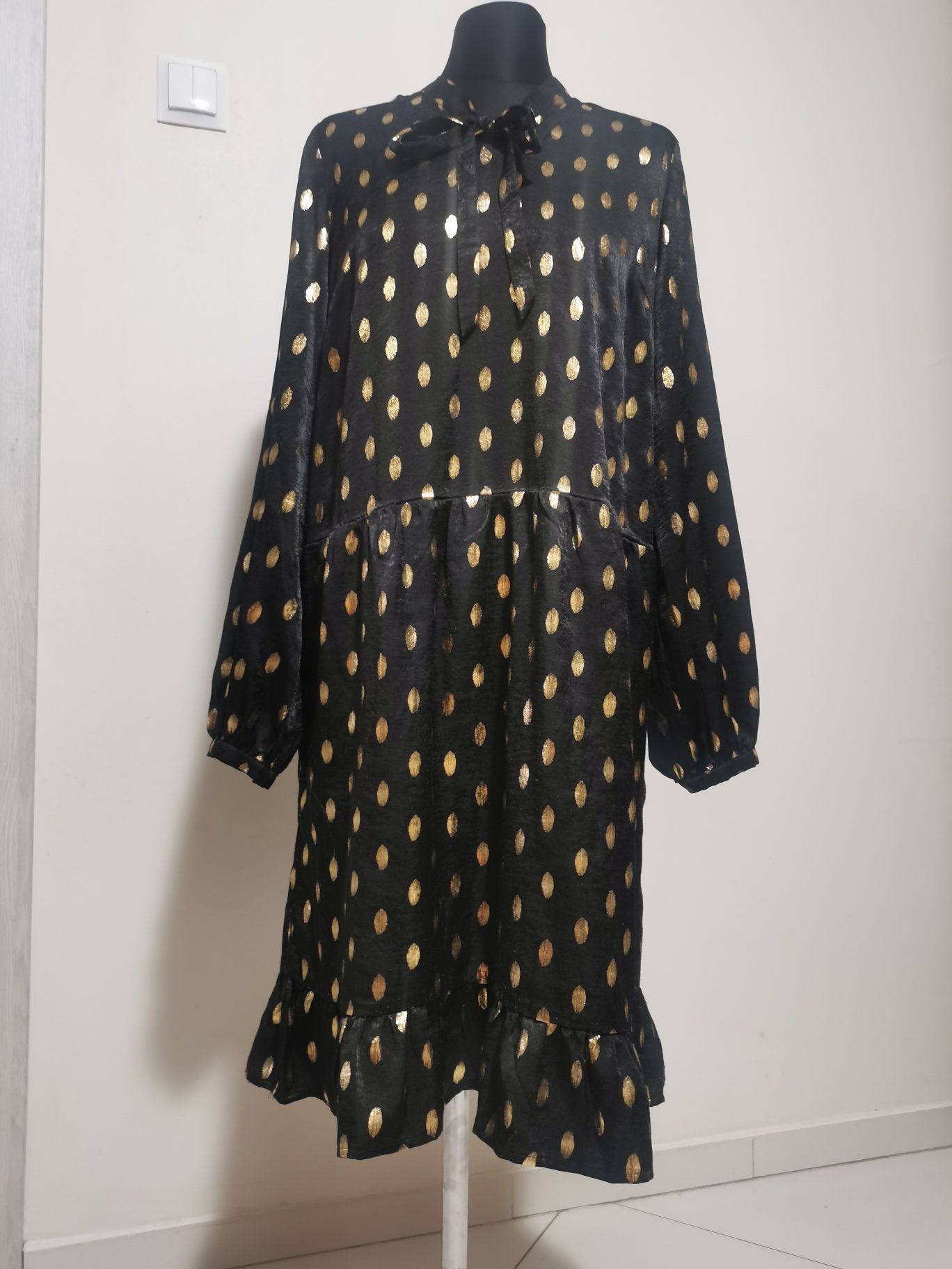 Sukienka czarna w złote kropki S 36