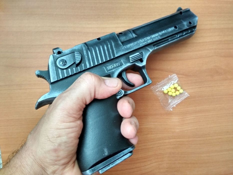 Детский пистолет на пульках 6 мм.