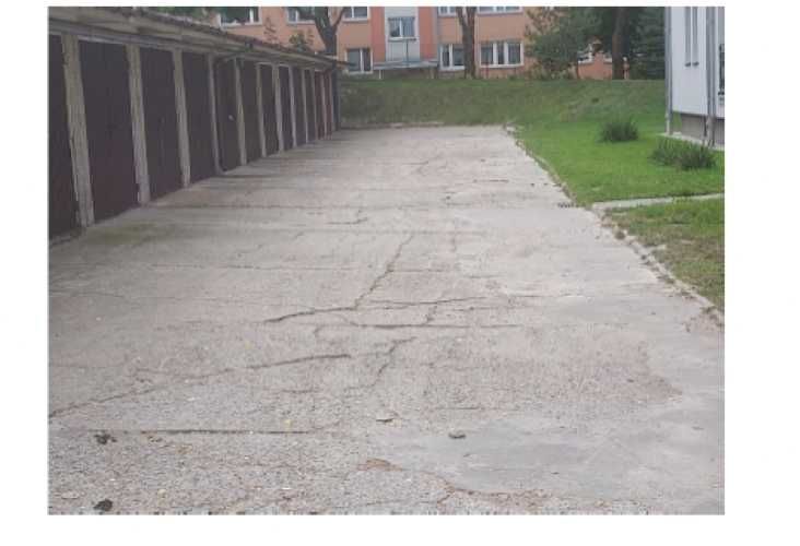 Syndyk sprzeda ½ udziału w garażu oraz  udziały gruntach