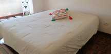 Cama de metal e madeira com colchão ortopédico