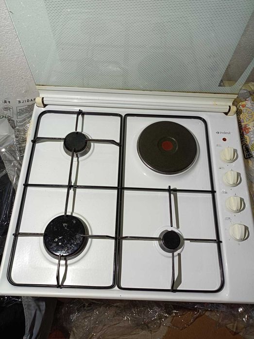 Placa e Forno Indesit  encastráveis em BOM ESTADO