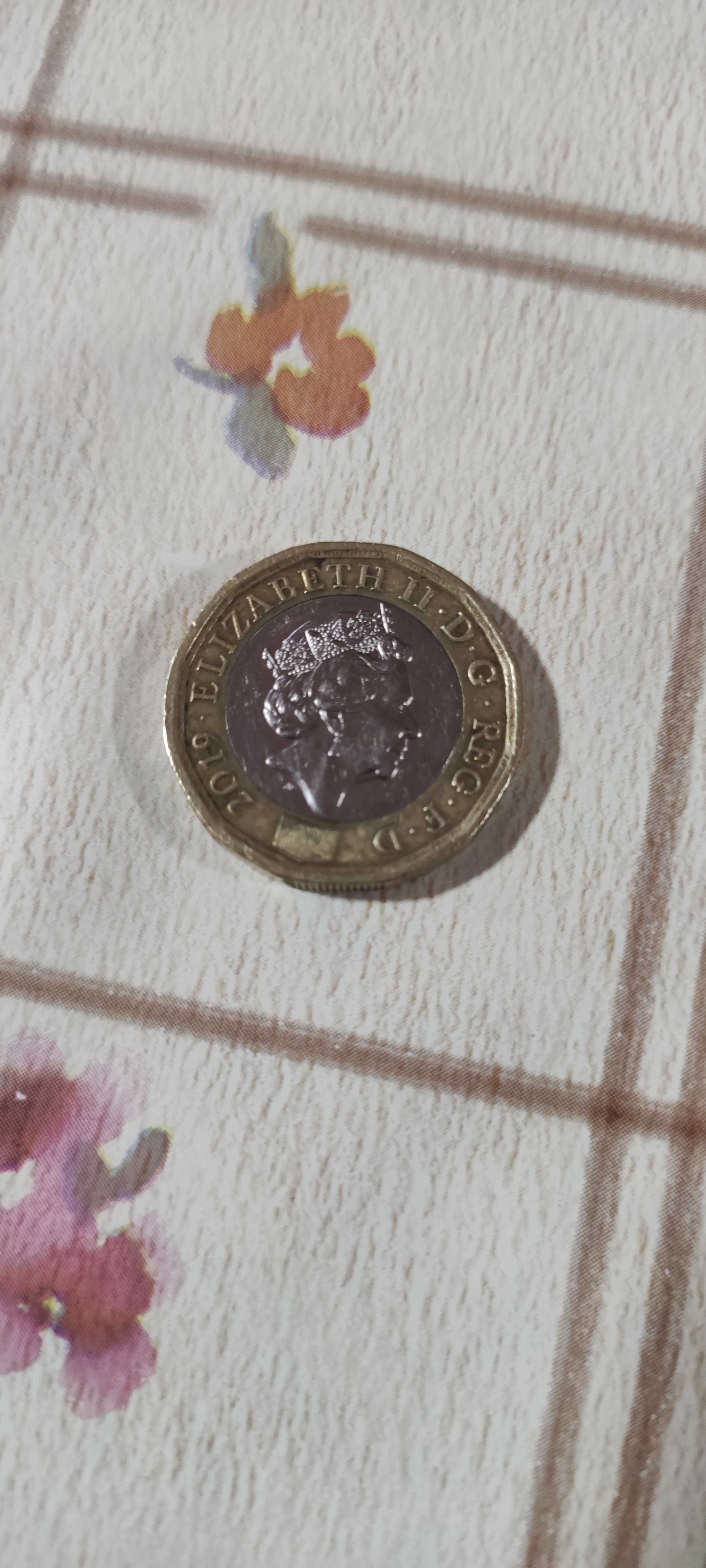 One Pound  2019 ELIZABETH II