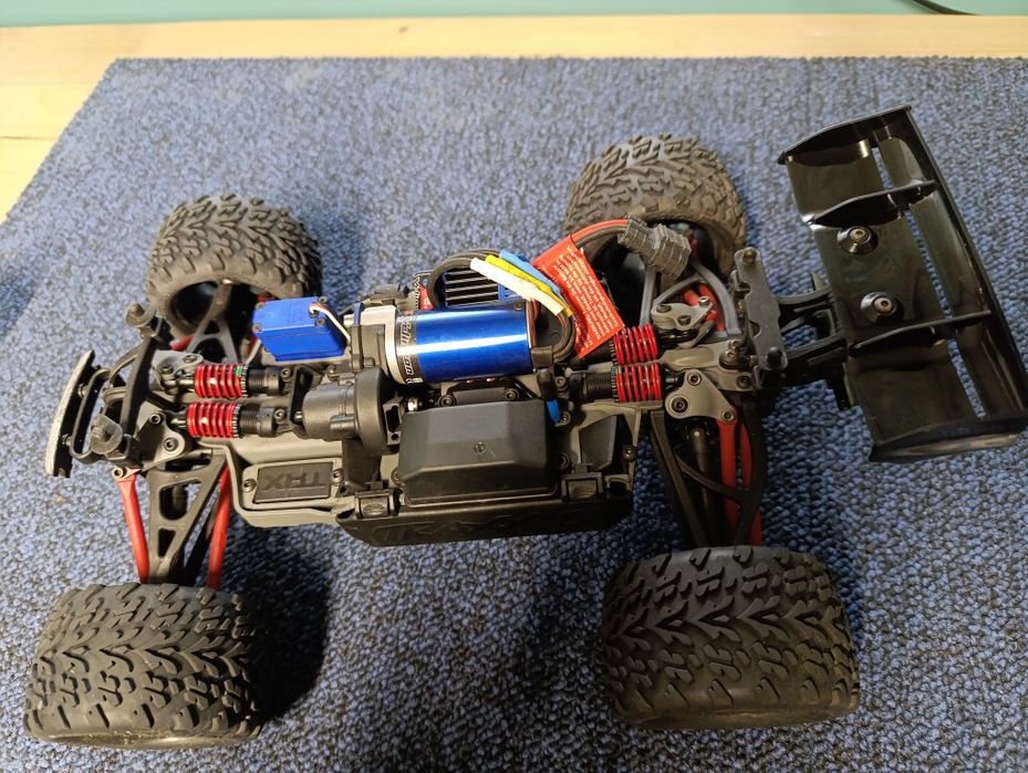 Traxxas e revo vxl auto RC 1/16 zdalnie sterowane nie

arrma losi