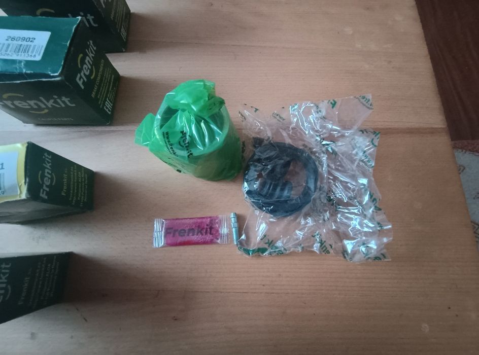 Frenkit 260902 повний рем комплект супортів передніх Renault Laguna 1