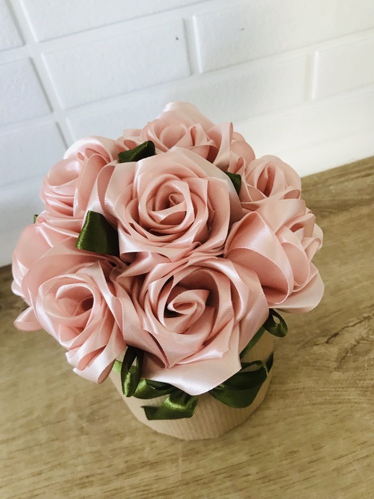 Flower box róże z wstążki satynowej