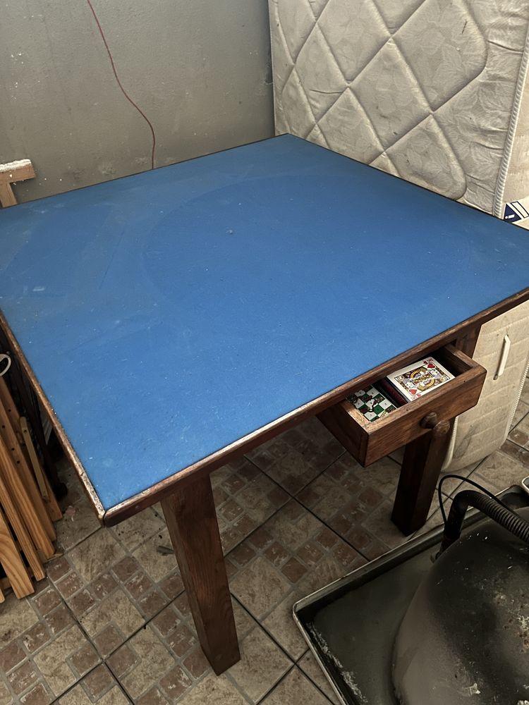 Mesa de jogos com pano de bilhar .