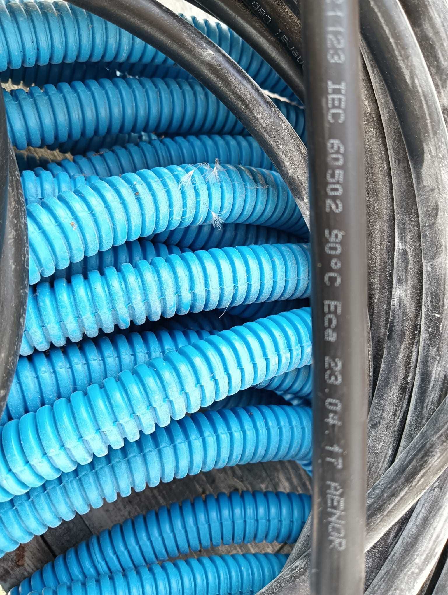 Cabo elétrico 2x4mm² e tubo anelado cerca de 25m de comprimento