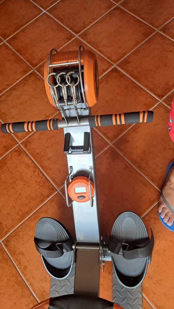 Máquina de remo praticamente nova