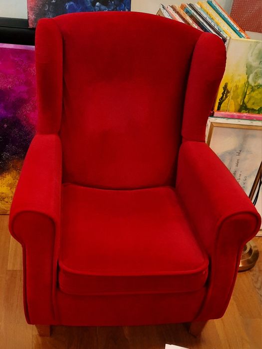 Cadeirão de orelhas vermelho muito confortável e muito atual