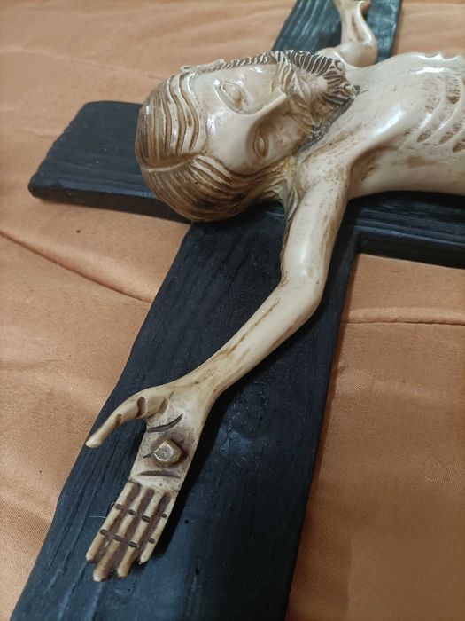 Estátua de Jesus Cristo em cruz