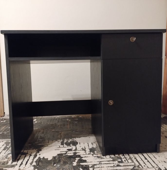 Biurko z szufladą i półkami