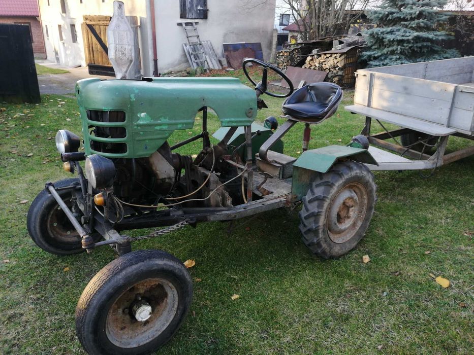 Traktor ES z przyczepką