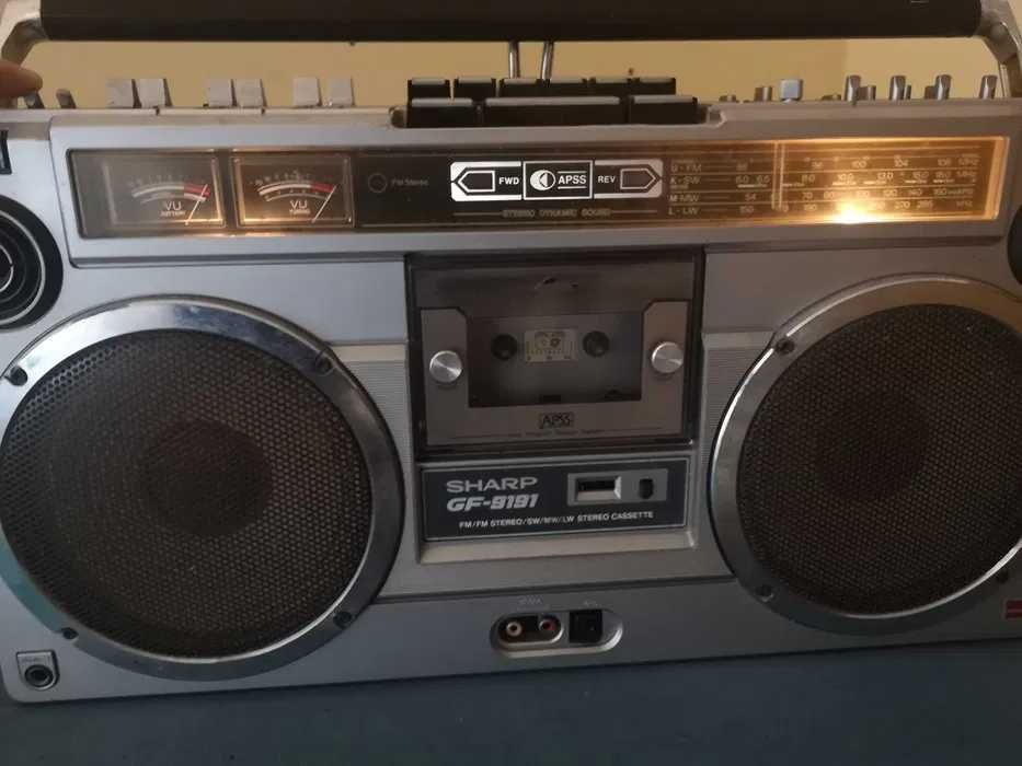 Rádio antigo a funcionar alto som