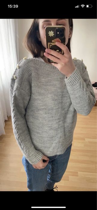 Szary sweter z ozdobnymi guzikami