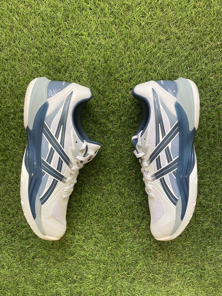 Кросівки волейбольні asics