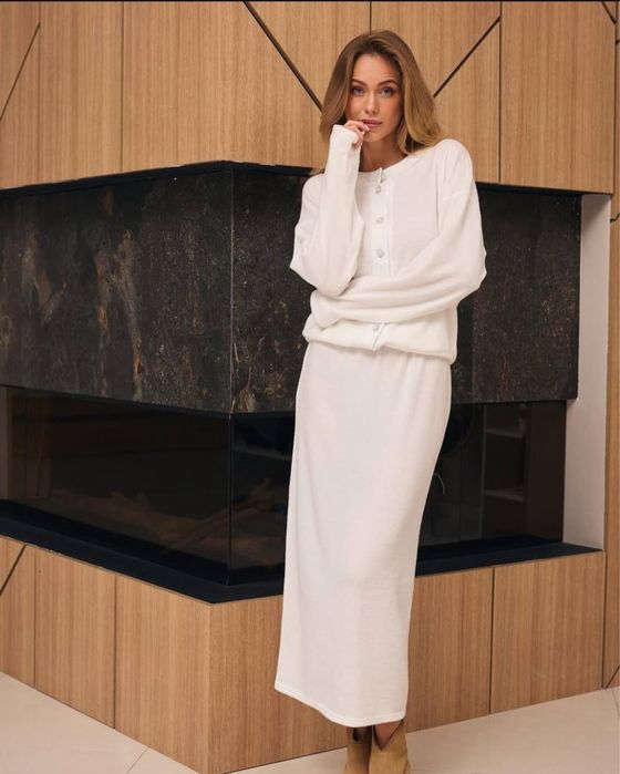Молочний костюм з спідницею в стилі Old Money