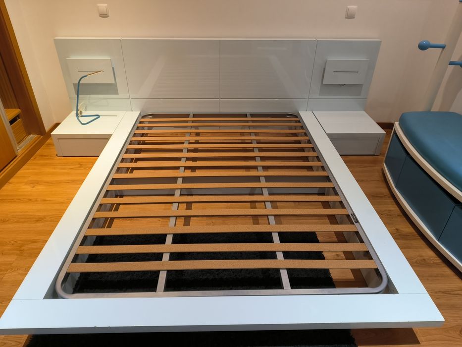 Cama com estrado azul bebé