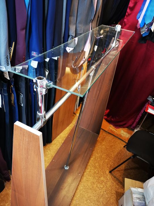 Продам стійку- вішалку для одягу з скляною полицею,