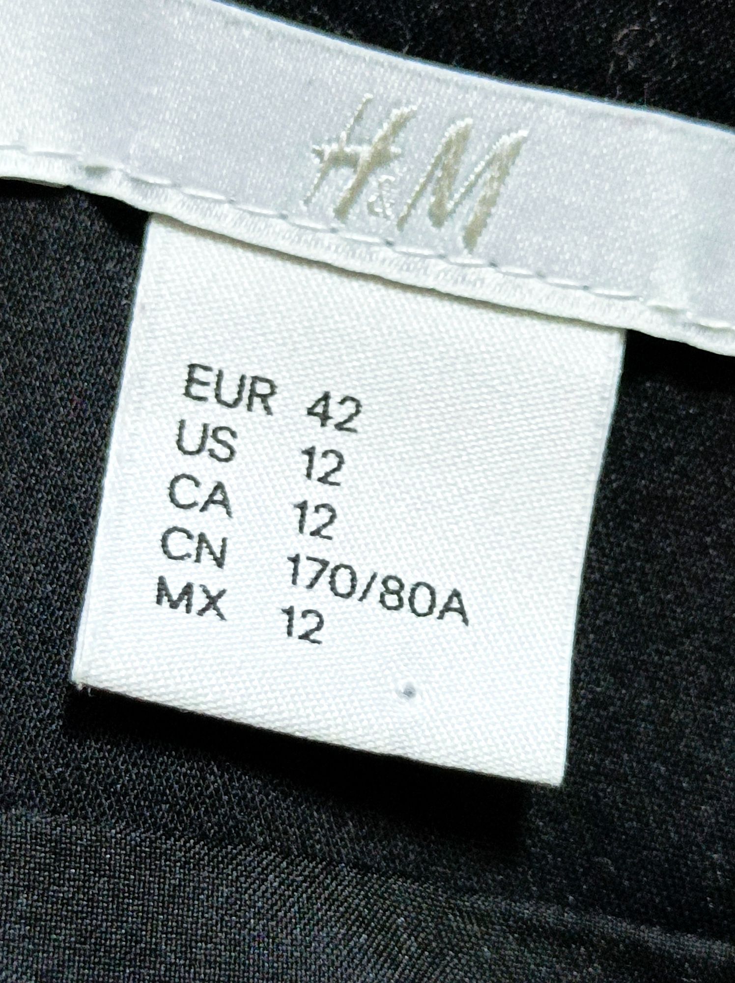 Saia preta marca H&M (Nova - Tam. XL)