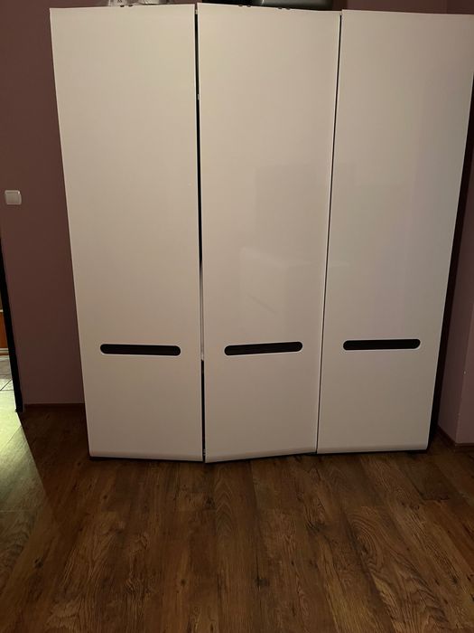 Sprzedam dużą szafę trzydrzwiową białą