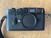 Leica M3 revista e pintada de preto