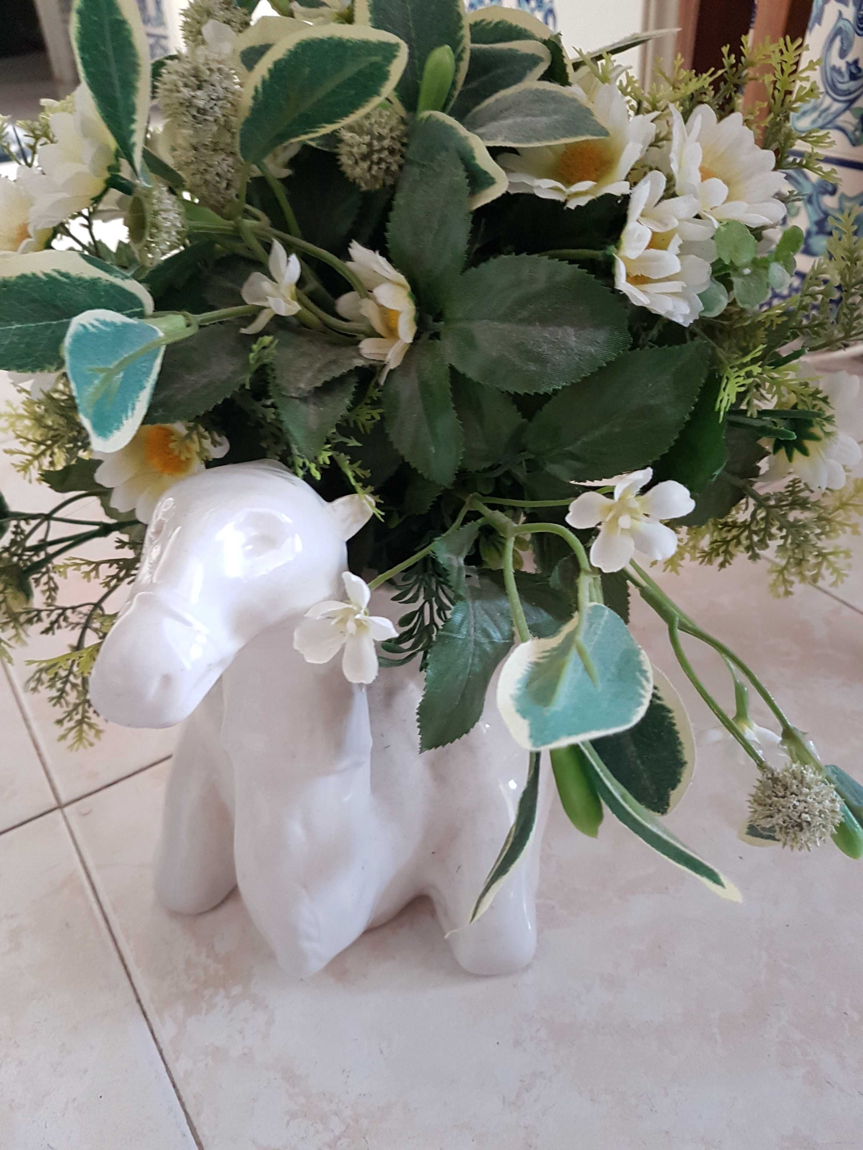 Suporte ou floreira em formato de camelo com flores artificiais