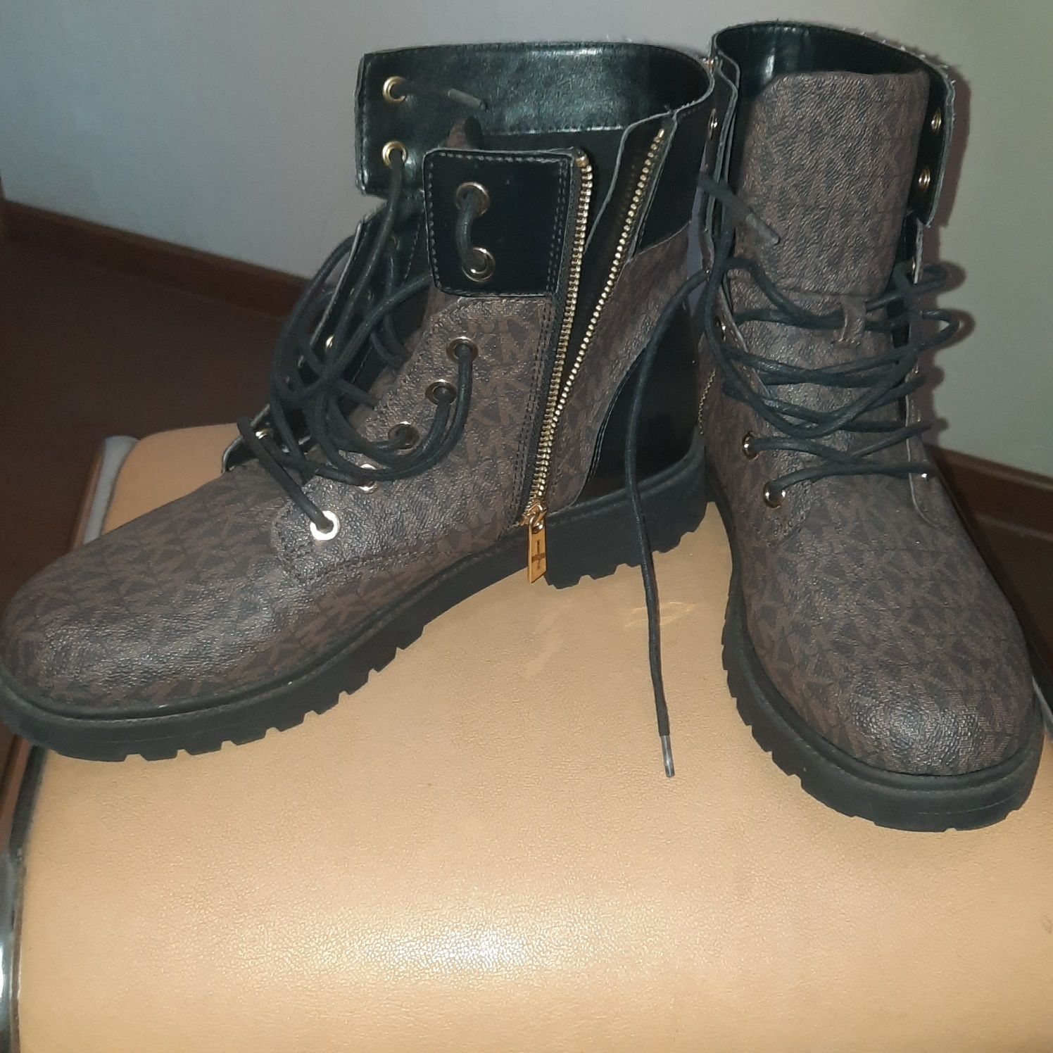 Женские ботинки темно-коричневые кожаные,бренд MICHAEL KORS.39размер.