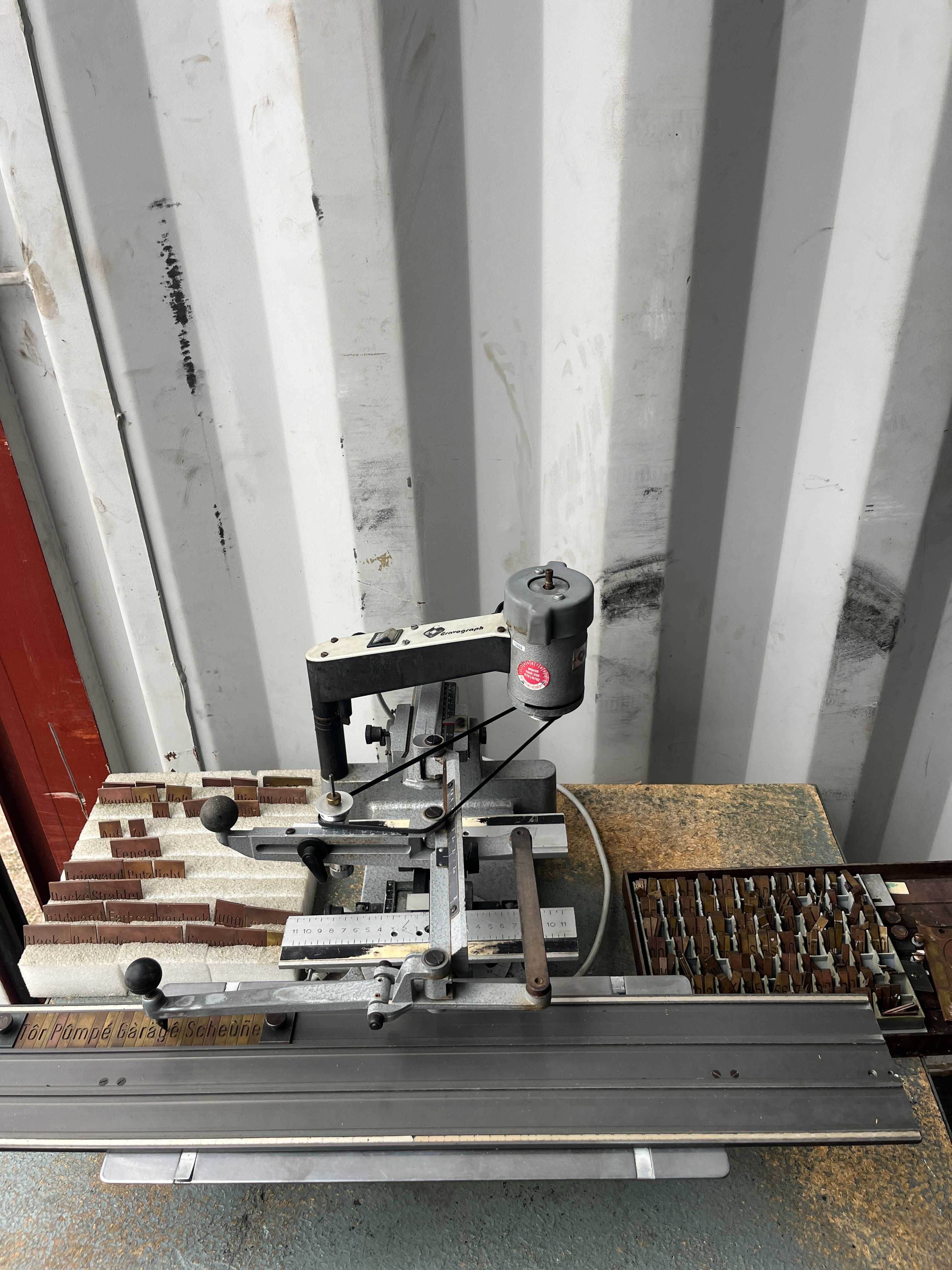 Grawerka Gravograph IM3 do frezarek ręcznych + komplet czcionek