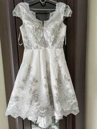 Suknia midi asymetryczna biało srebrna r. 36 "Chi Chi London" nowa.