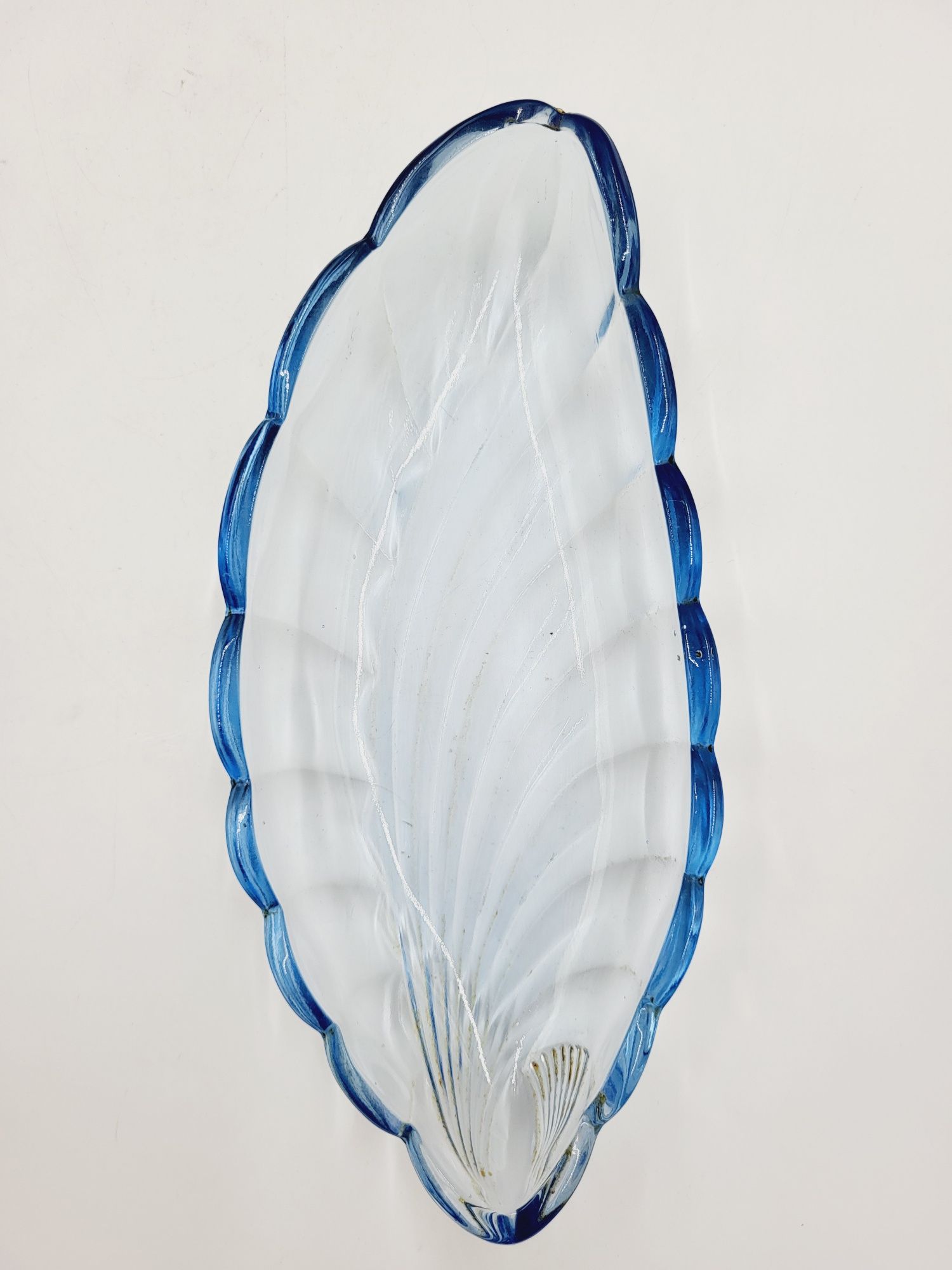 Duża szklana błękitna patera w kształcie liścia
