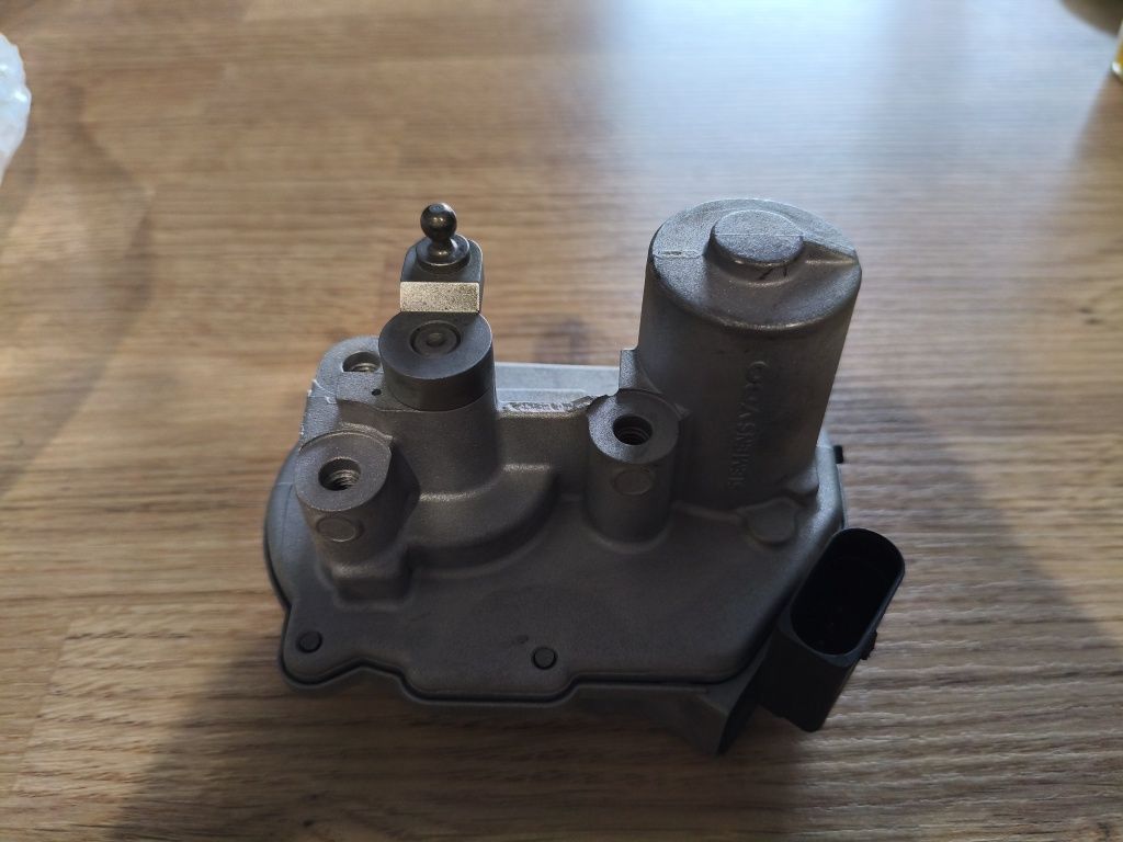 Sprzedam nastawnik  turbiny  audi A6C6