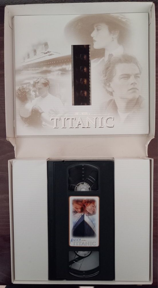 Cassete VHS Titanic dentro da caixa.