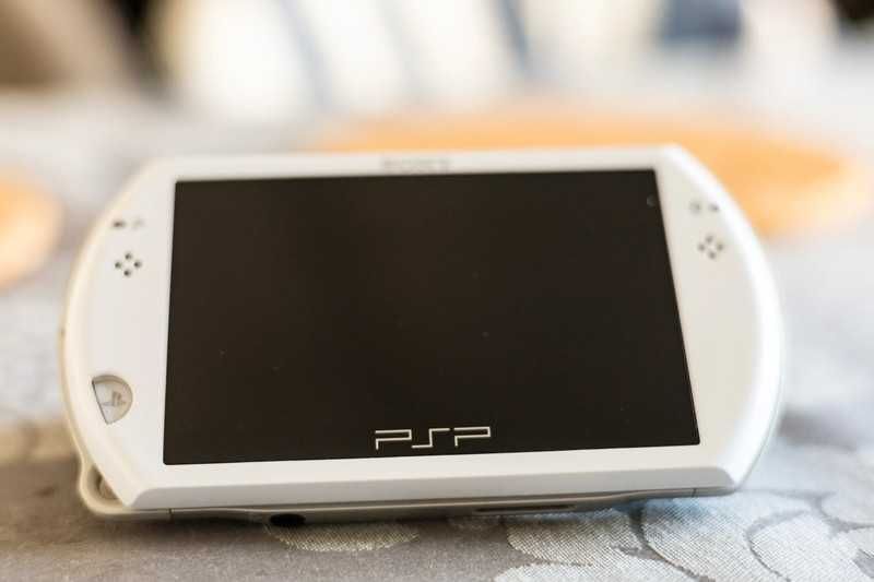 PSP Go Branca c/Carregador