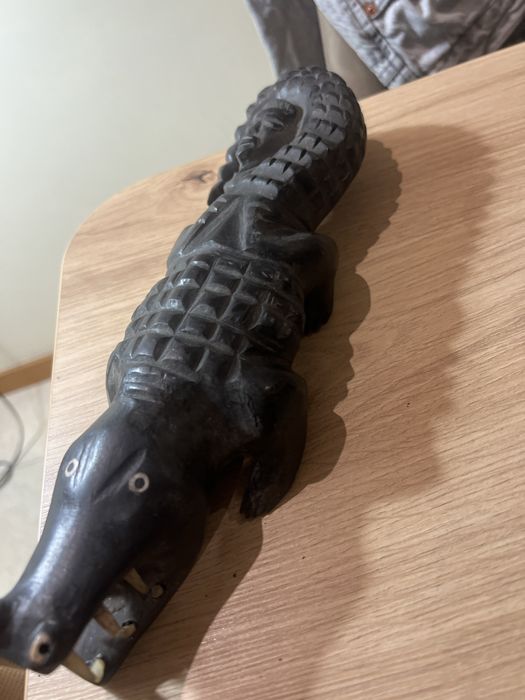 Escultura Africana — Crocodilo com Figura Humana em Madeira Escura