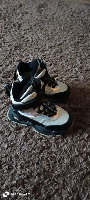 Взуття на дівчинку